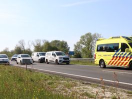 Vijf voertuigen botsen tussen Leeuwarden en Tytsjerk | Politie gebruikt stroomstootwapen op man op Makkumer strand