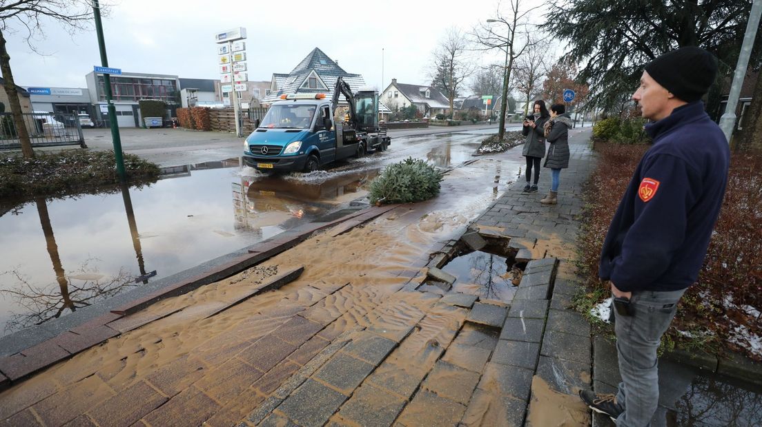 De straat staat vol met water.