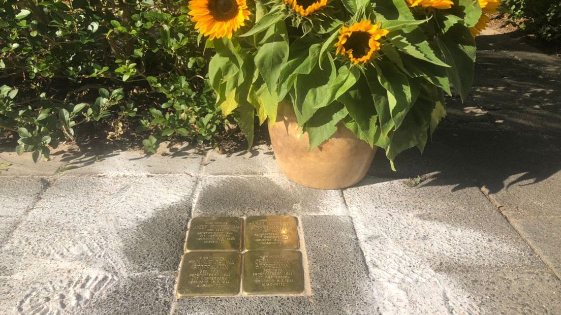 Een voorbeeld van vier Stolpersteine, ter illustratie