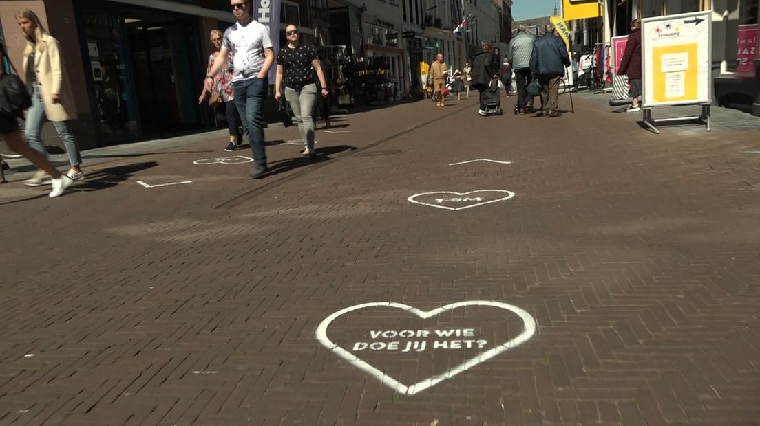 Met het mooie weer, de meivakantie en Moederdag op komst trekken veel mensen de stad in voor wat inkopen. Maar hoe zorg je dat het winkelend publiek voldoende afstand blijft houden? In de Zutphense binnenstad wijzen hartjes je de weg.