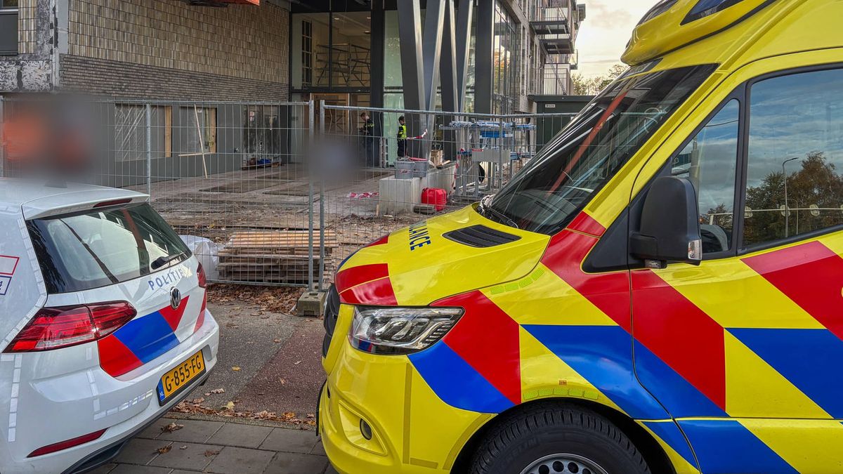 112 Nieuws: Gewonde bij bouwongeluk Zwolle | Veel schade bij botsing in Loozen