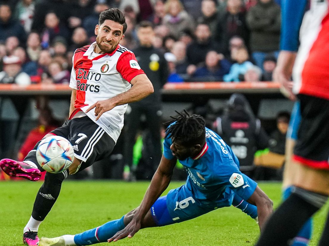 Alireza Jahanbakhsh legt aan voor de 2-2 bij Feyenoord-PSV