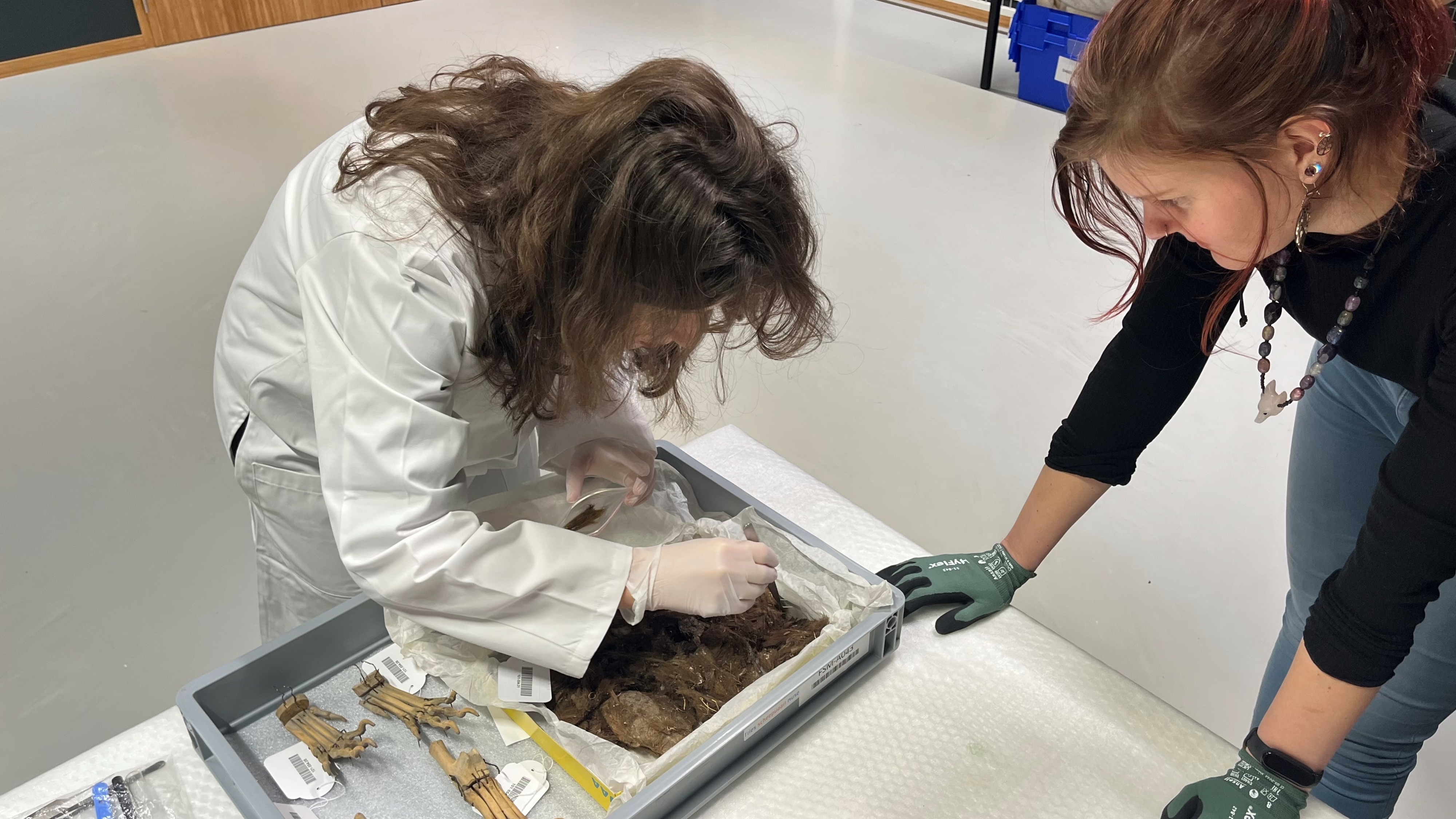 Onderzoeker Canan Cakirlar en conservator Diana Spiekhout bij het materiaal