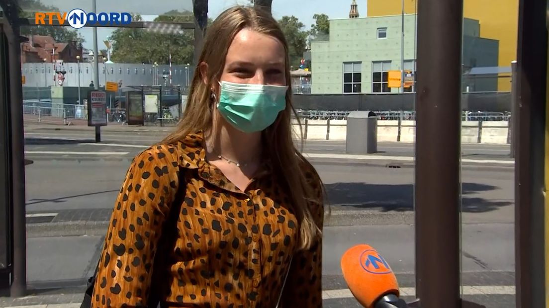Een reiziger met een mondkapje op het Hoofdstation in Stad