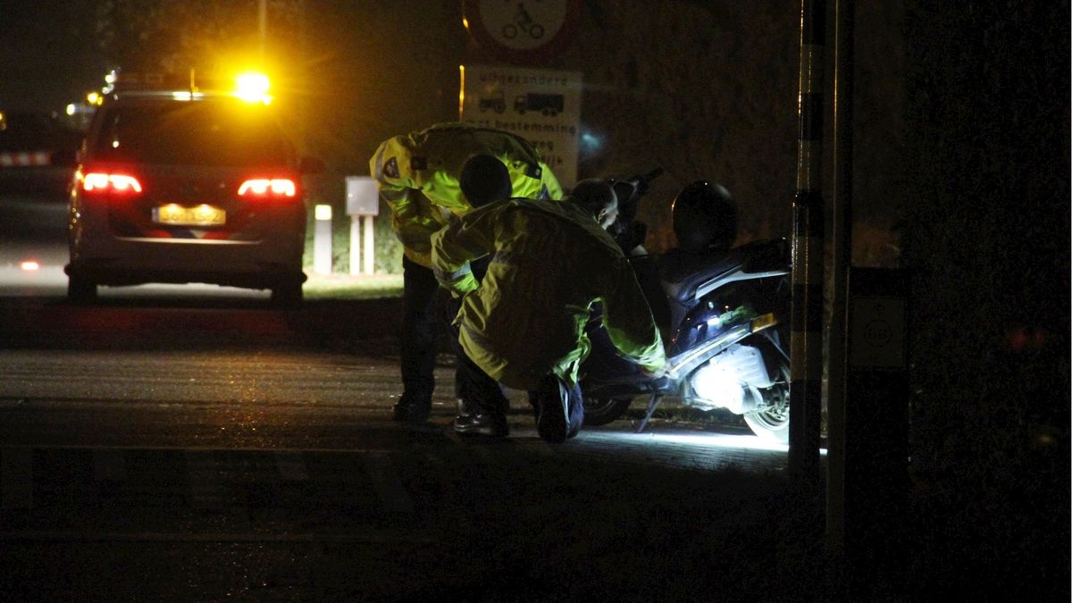 Fietser gewond naar ziekenhuis na aanrijding met brommer in Beerzerveld