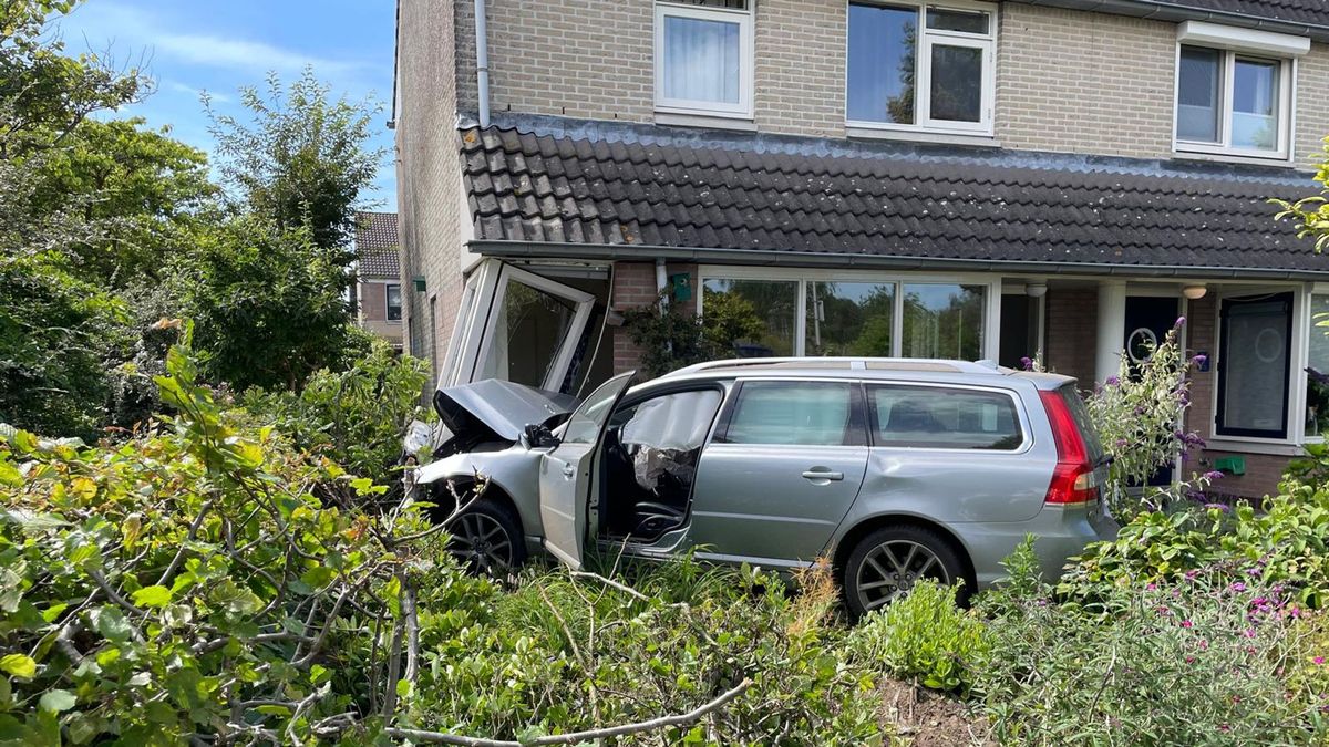 112 Nieuws: Automobiliste rijdt woning binnen en auto over de kop na botsing met trekker