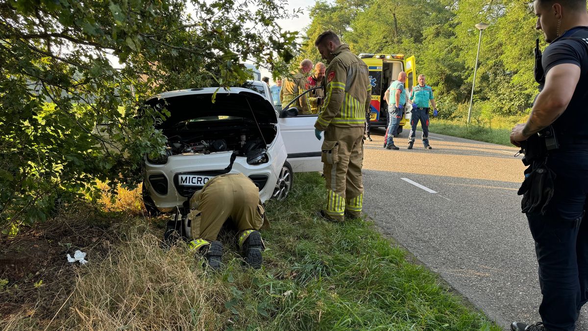 Brommobiel botst tegen boom: vrouw gewond naar ziekenhuis
