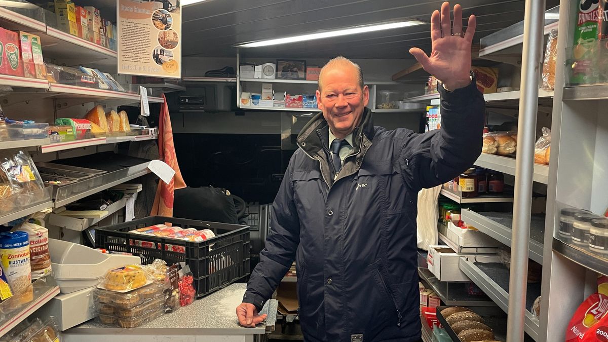 Jan stopt met zijn SRV-wagen, terwijl Francine er net mee is begonnen