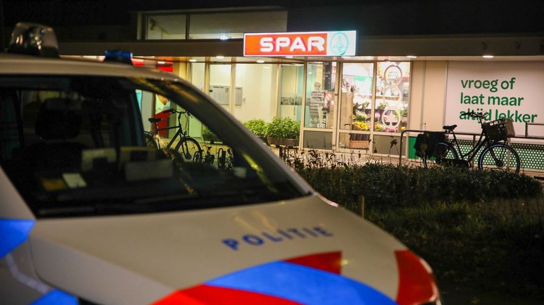 Politie bij de overvallen Spar-supermarkt in Apeldoorn