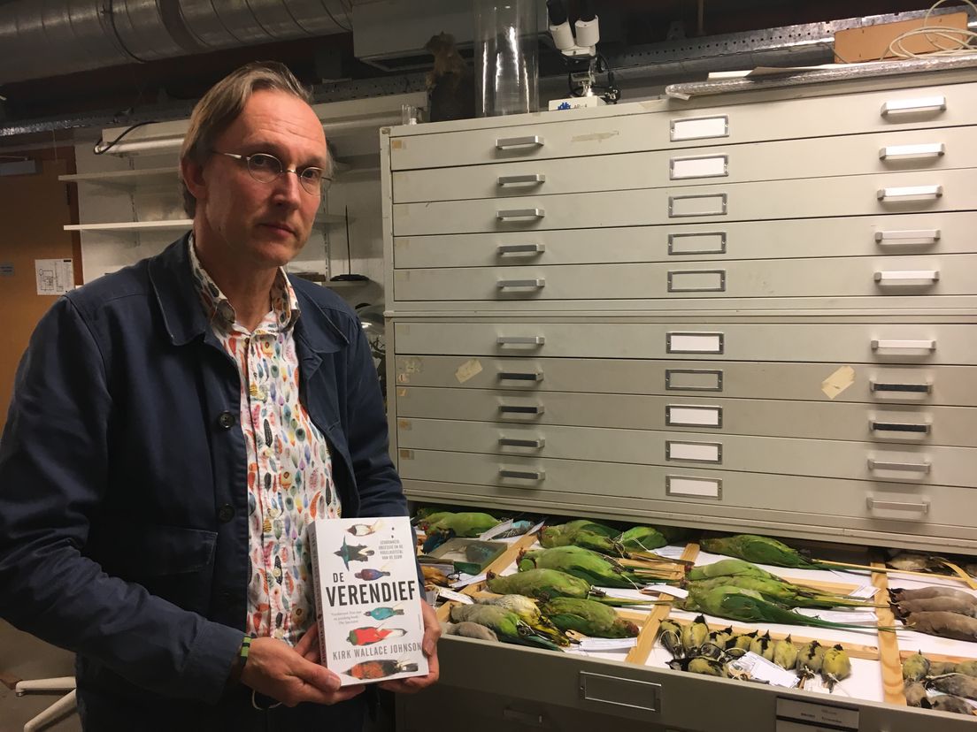 Kees Moeliker in het Haren- en verendepot van het Natuurhistorisch Museum