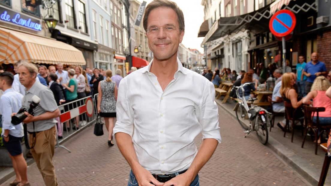 Premier Rutte houdt wel van een feestje, zoals hier op de Denneweg