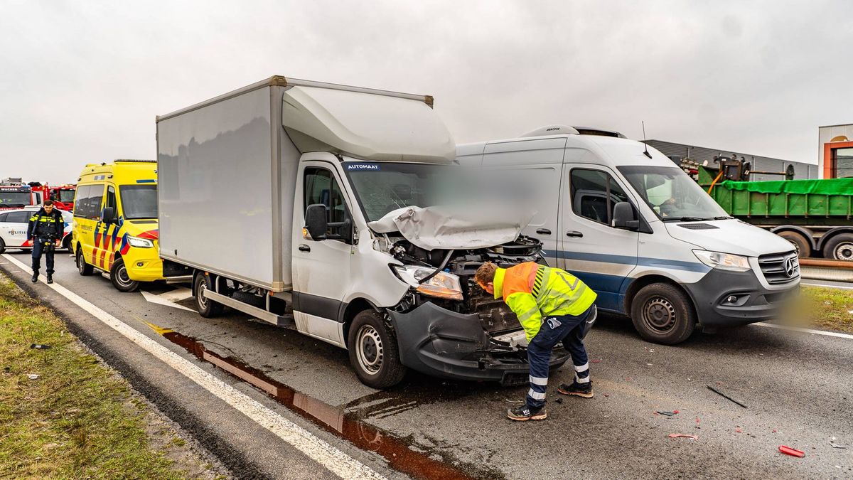 Twee lichtgewonden bij kop-staartbotsing