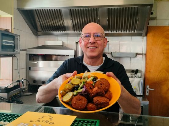Maher leerde Dordrecht falafel en döner kebab eten: 'Het was een gat in de markt'