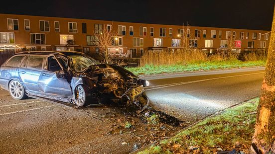 112 nieuws: Auto knalt op boom in Amersfoort | Botsing in Houten. 112 nieuws: Auto knalt op boom in Amersfoort | Botsing in Houten.