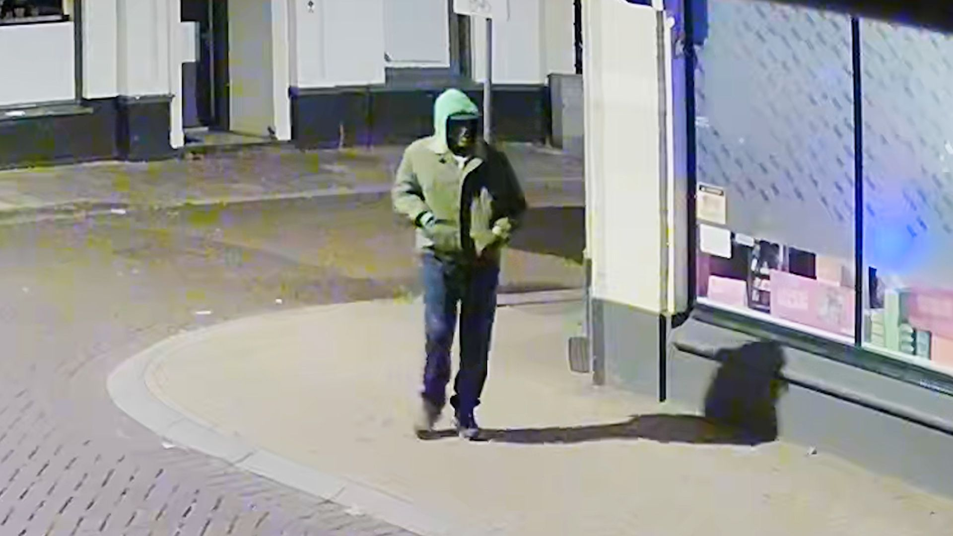 Slapend gezin boven erotiekwinkel ontsnapt aan brandstichter