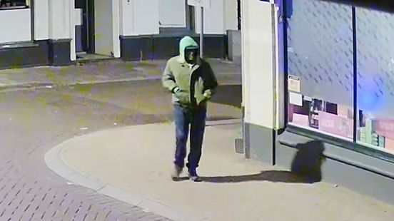 Slapend gezin boven erotiekwinkel ontsnapt aan brandstichter