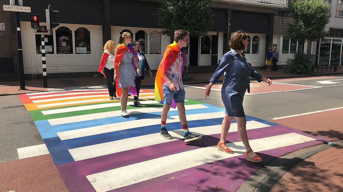 Het regenboogzebrapad in Zeist.