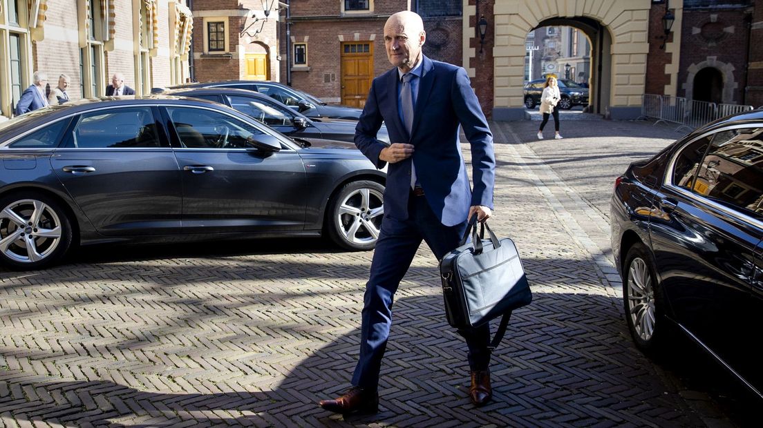 Minister Kuipers arriveert op het Binnenhof om de versoepelingen bekend te maken