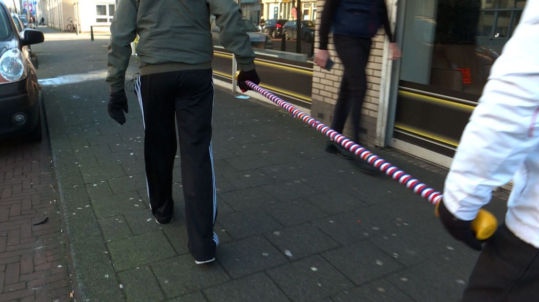 Een bezemsteel met twee handvatten helpt het duo om veilig te wandelen