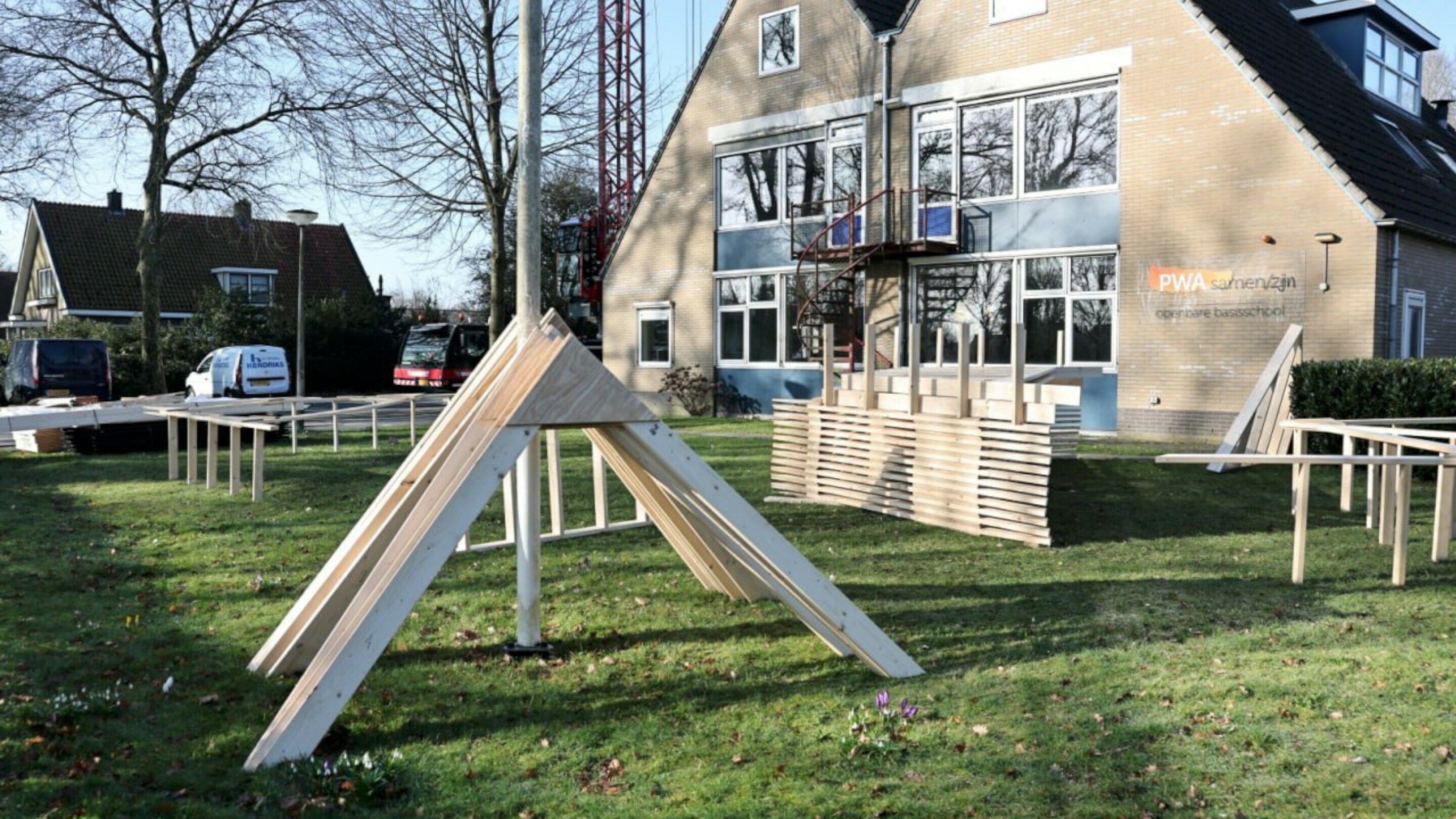 Lokkertje voor vleermuizen in Eext: replica van dak basisschool moet ze verleiden