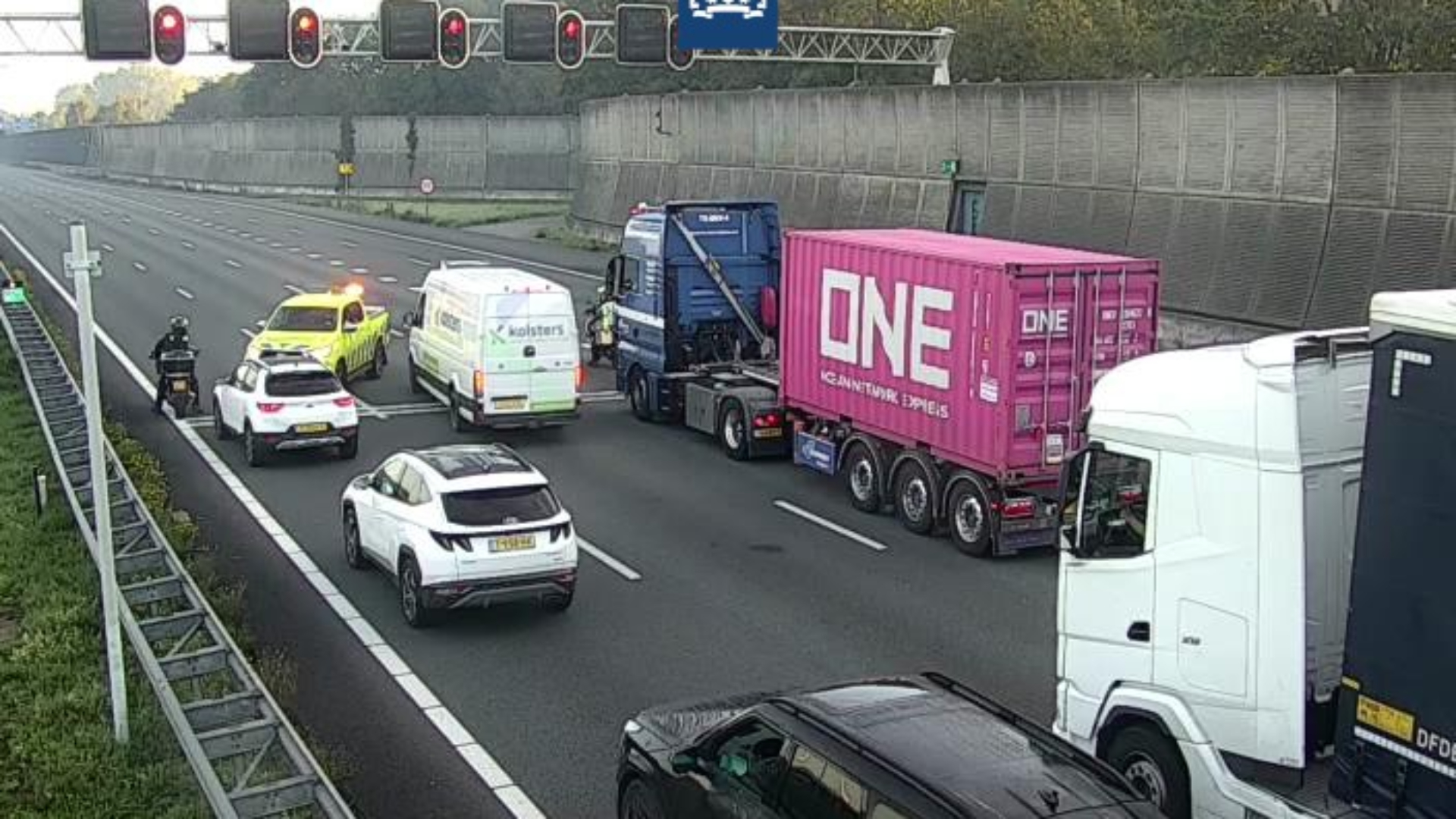 Het verkeer voor de Drechttunnel staat helemaal stil.