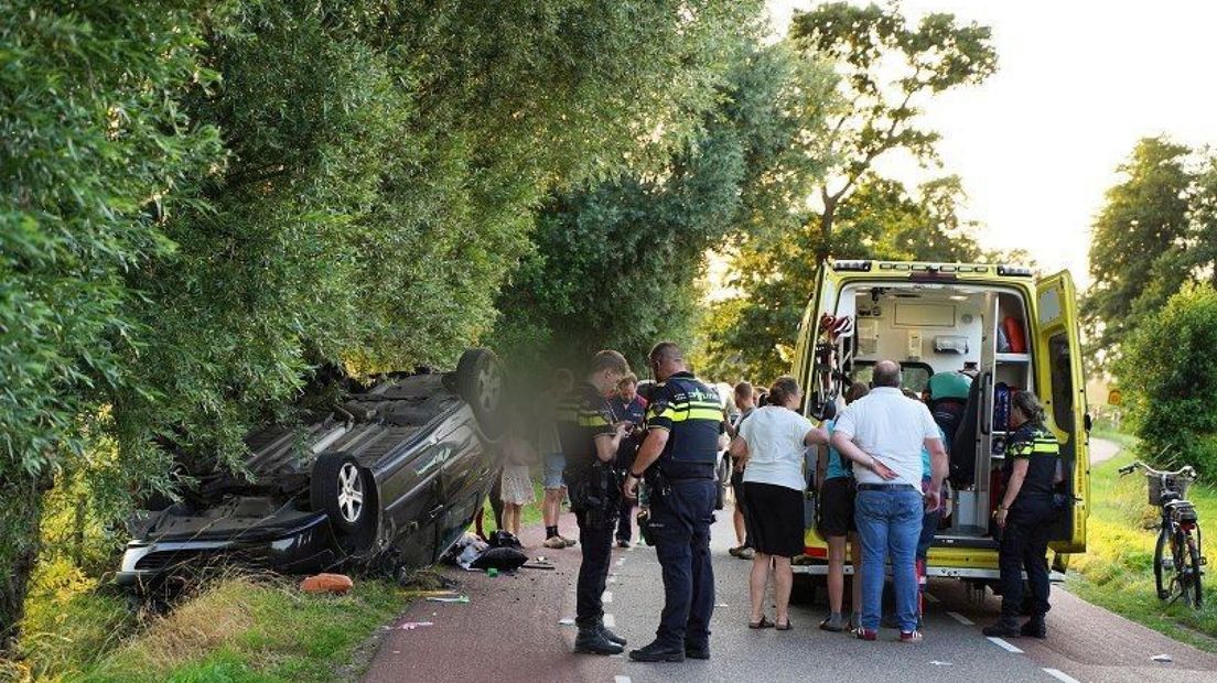 De auto ondersteboven in de sloot.