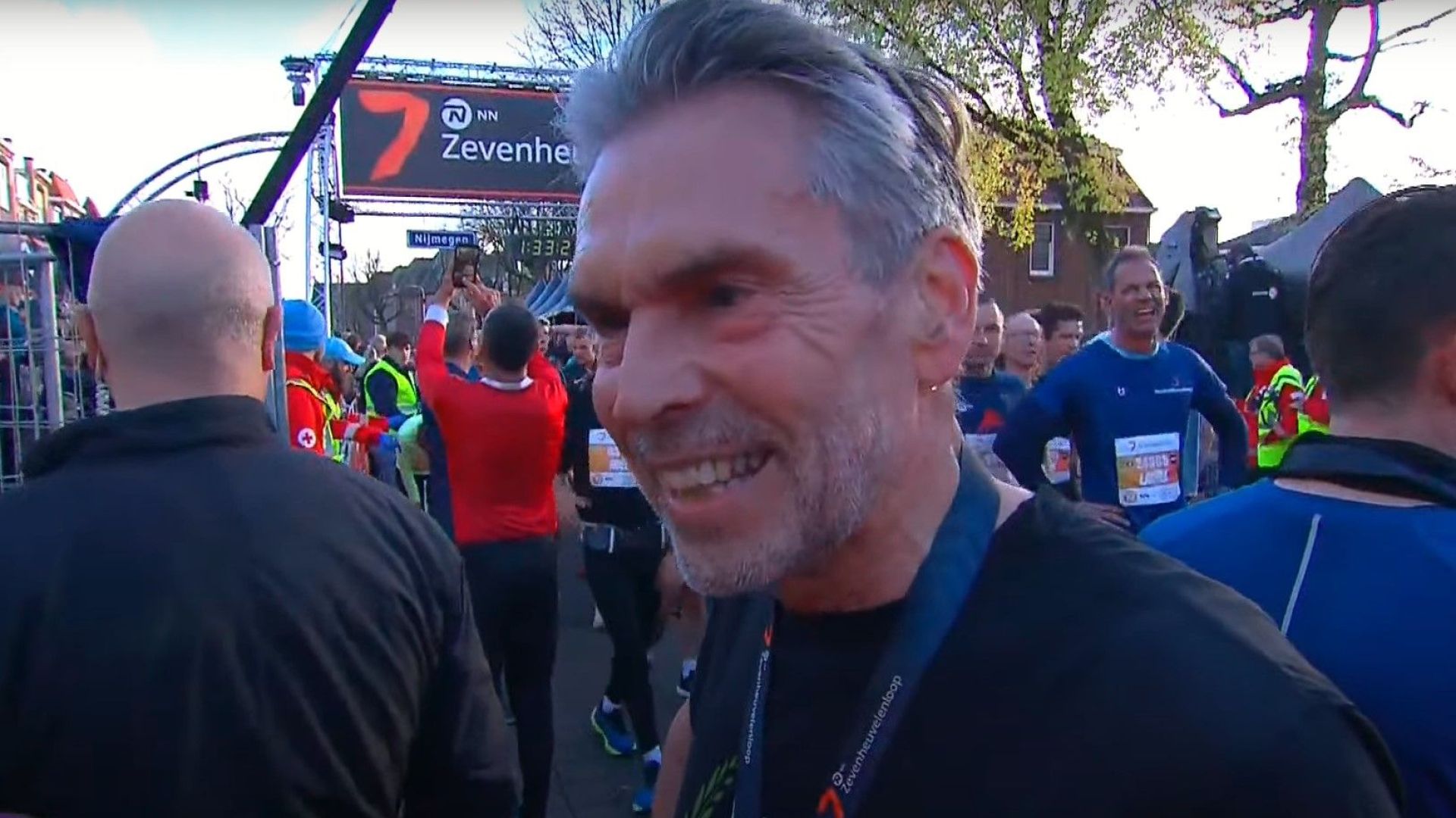 Premier Dick Schoof aan de finish van de Zevenheuvelenloop