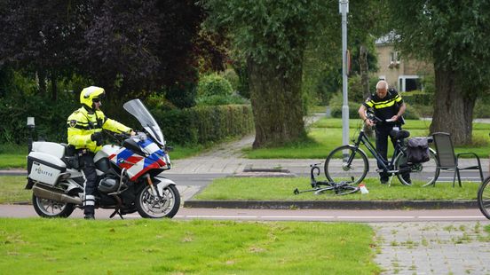 Twee fietsers gewond door botsing in Roden. Twee fietsers gewond door botsing in Roden.