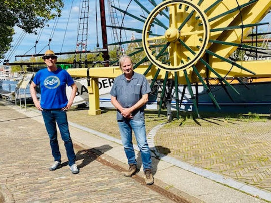 Wie nooit in Vlaardingen is geweest, zal versteld staan, zeggen de broers Hans (r) en Kees Volkers in hun gids Wandelen in havensteden