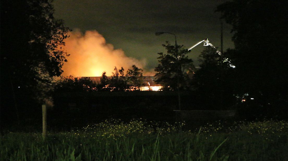 Schuur in vlammen aan Noordeinde in Waddinxveen
