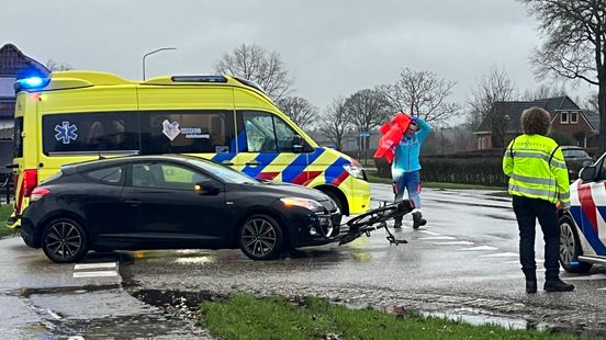 Fietser gewond door botsing met auto. Fietser gewond door botsing met auto.