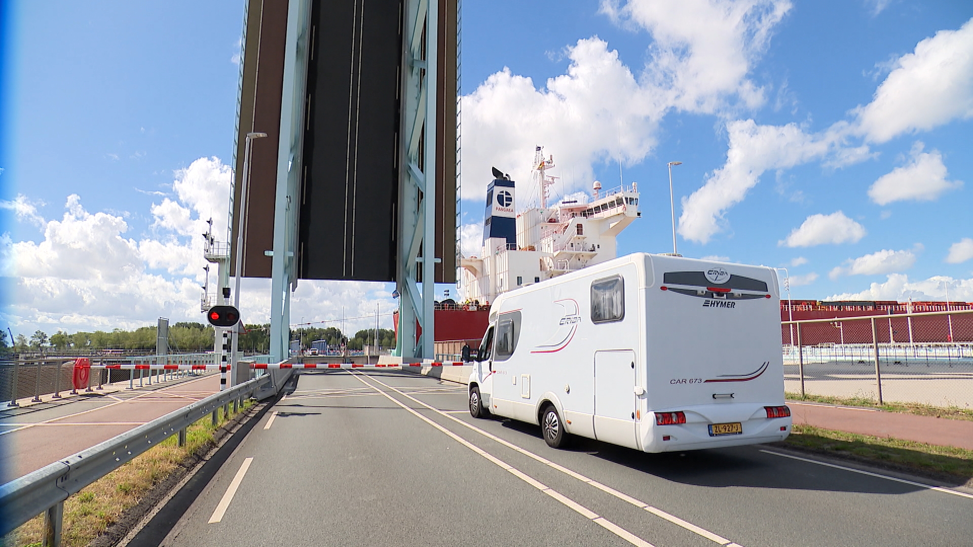 Deze nieuwe borden moeten onnodig wachten voor de brug voorkomen: 'Mensen zijn zo gefocust op hun navigatie dat ze niet naar de borden kijken'