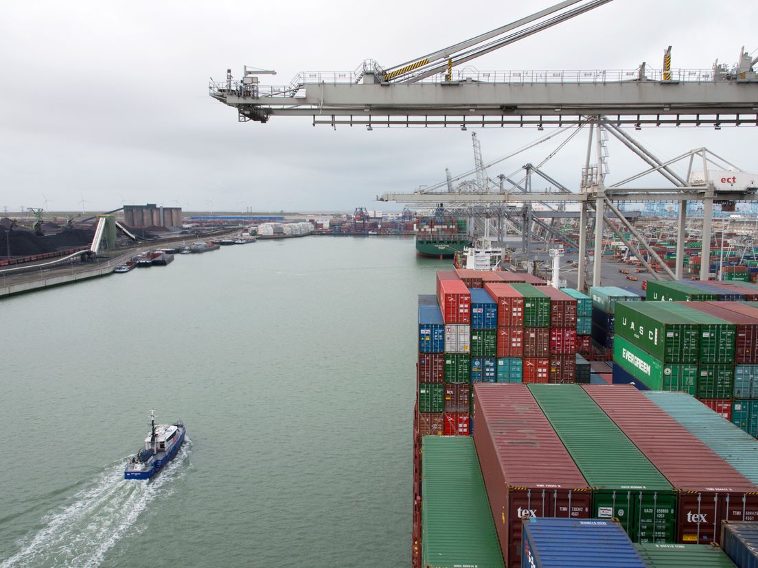 Een containerterminal in de Rotterdamse haven