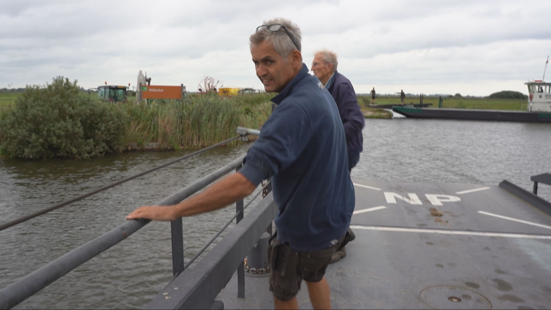 Om by de mûne te kommen, moatst mei in pontsje it wetter oer