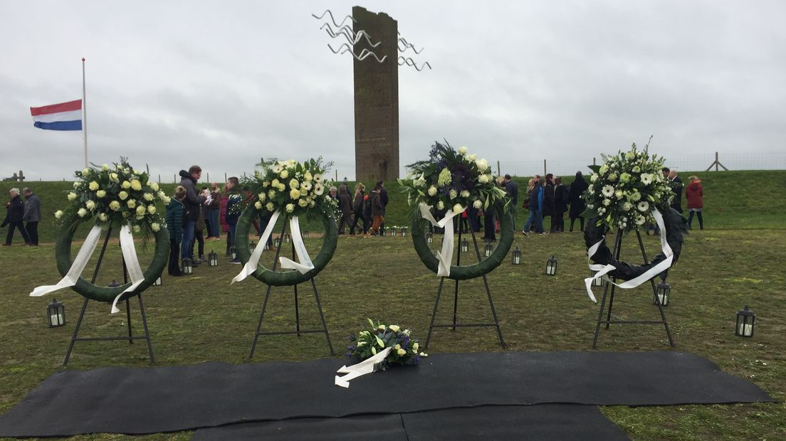 De herdenking van de Watersnoodramp bij het monument op de dijk bij Ouwerkerk