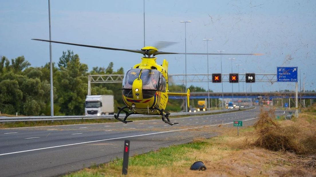 De traumahelikopter landt op de snelweg.