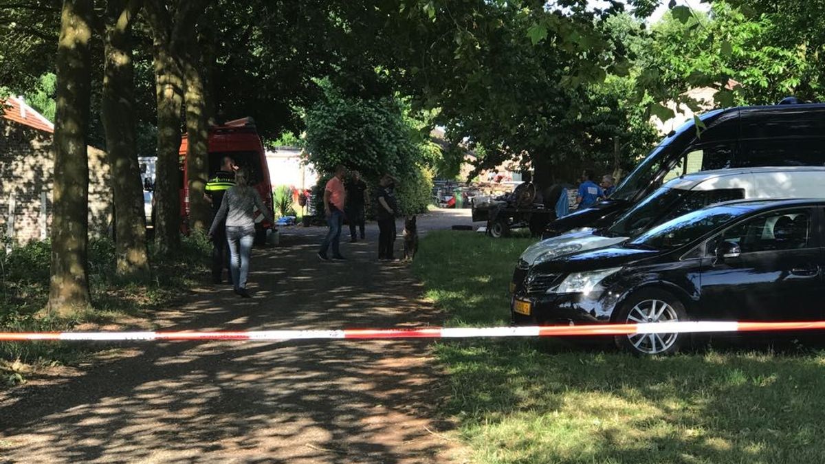 Politie vindt drugslab met mestkelder vol chemisch afval