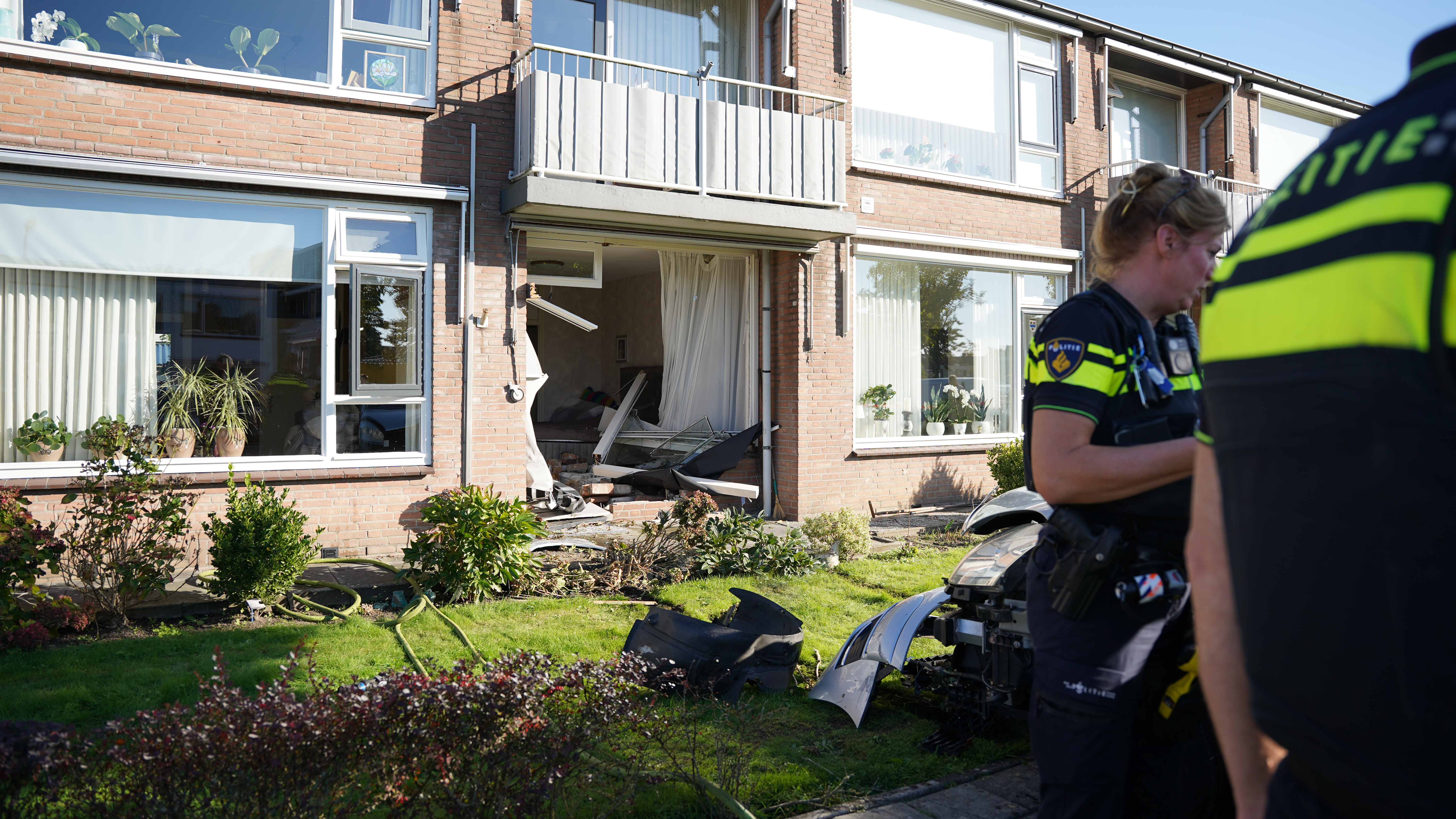 Auto rijdt woning binnen in IJsselmuiden.