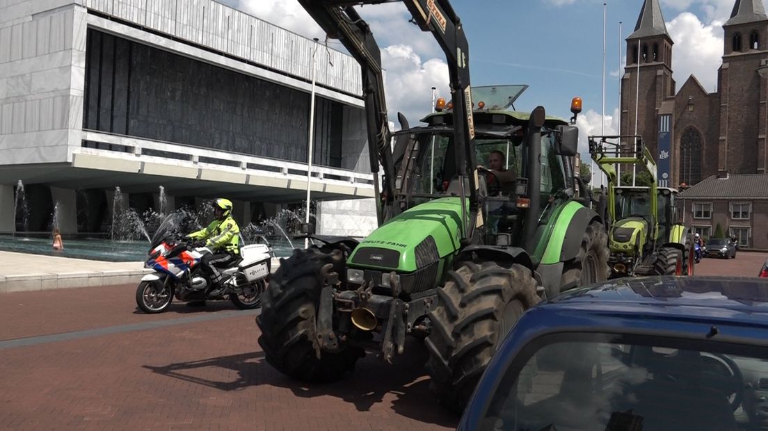 Boeren in actie bij rechtbank tegen lage straffen voor dierenactivisten.