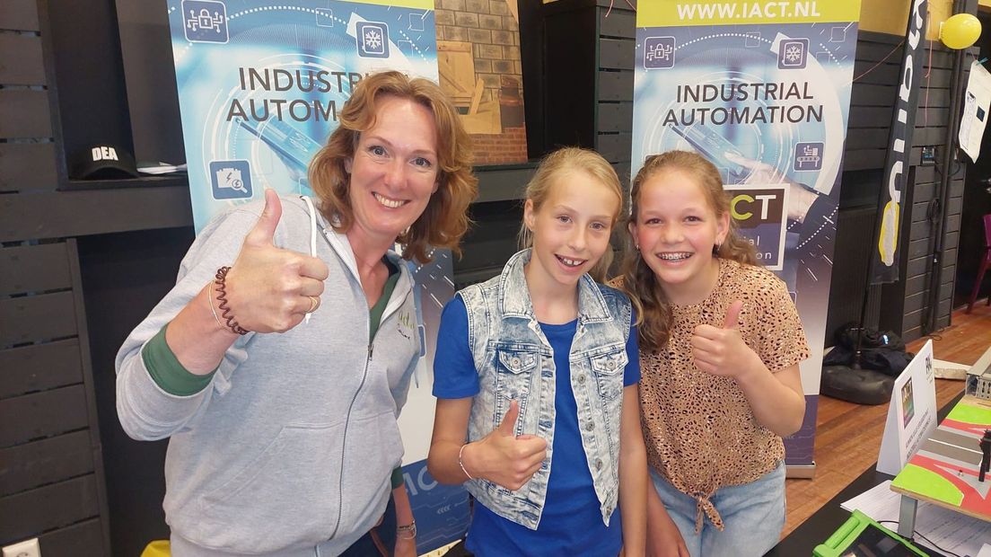 Carine Giesbers, samen met deelnemers aan Adoptidee en hun 'Superideeën'.