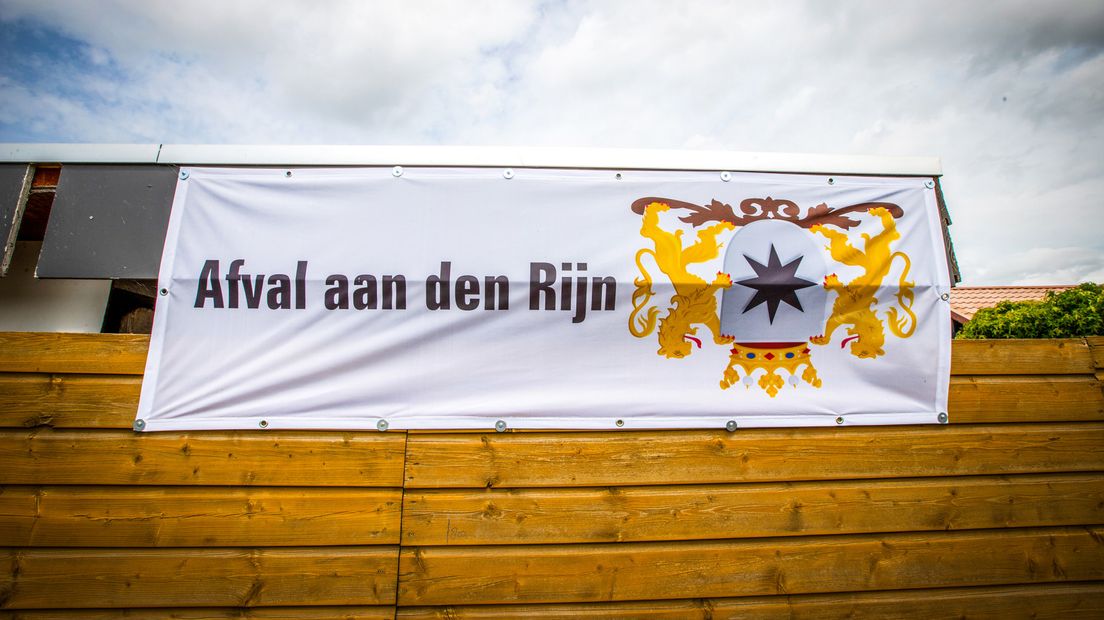 Het gemeentewapen van Alphen aan den Rijn ondersteboven, begin juli