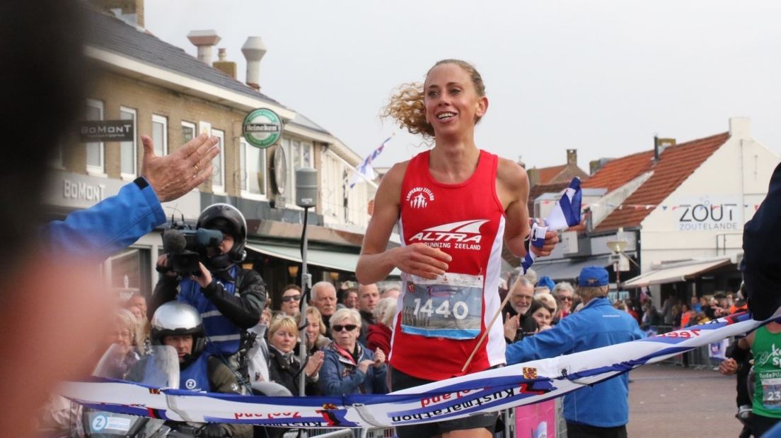 Samantha Luitwieler loopt in een parcoursrecord naar winst Kustmarathon