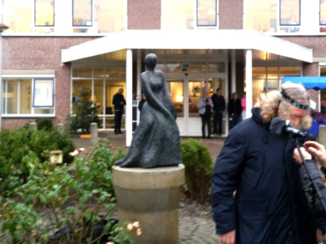 Standbeeld van Paulina van Weel voor de ingang van haar ziekenhuis