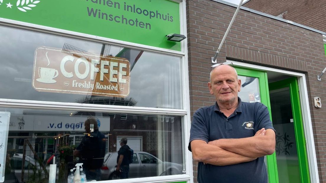 Bert Nanninga voor het Veteranenhuis in Winschoten