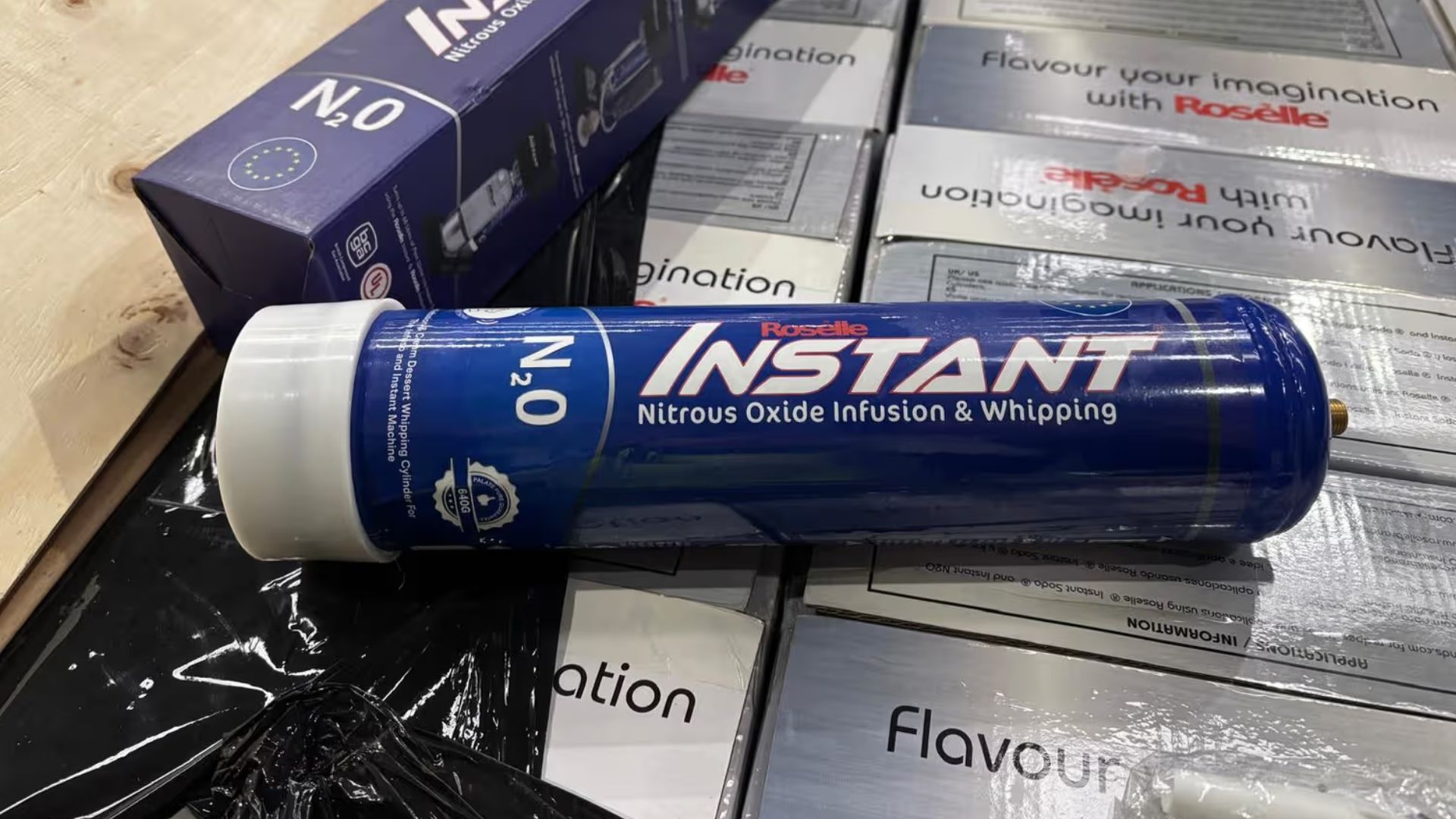 1.296 flessen lachgas onderschept in haven van Vlissingen