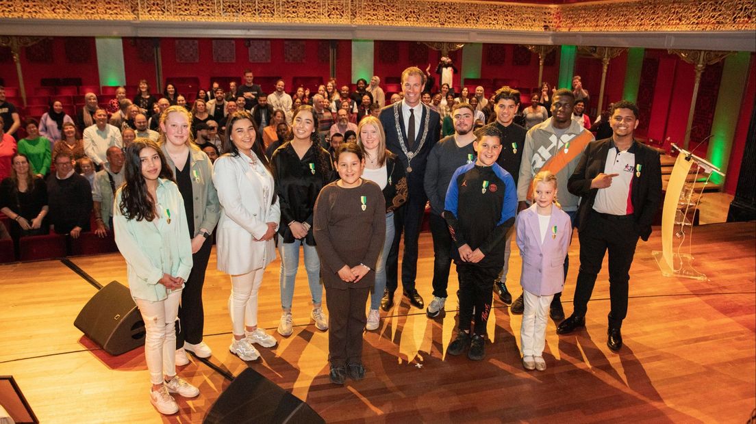 De jongeren kregen een lintje uit handen van wethouder Hilbert Bredemeijer