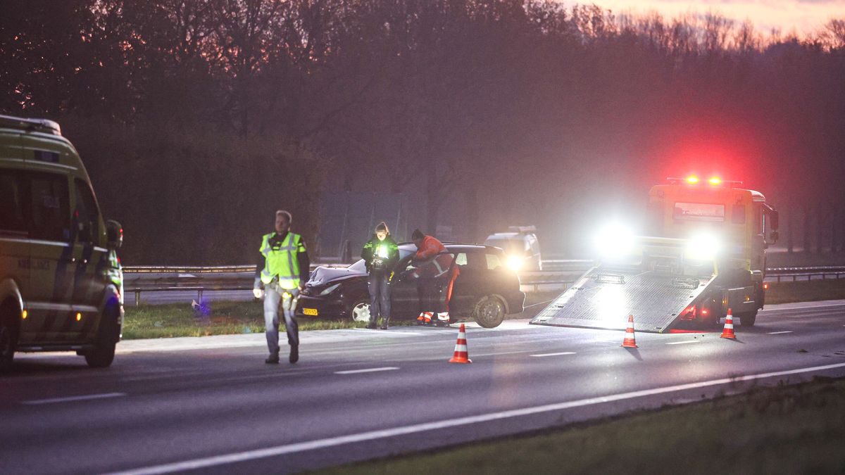 Auto botst tegen vangrail op N32 bij Drachten, bestuurder naar het ziekenhuis