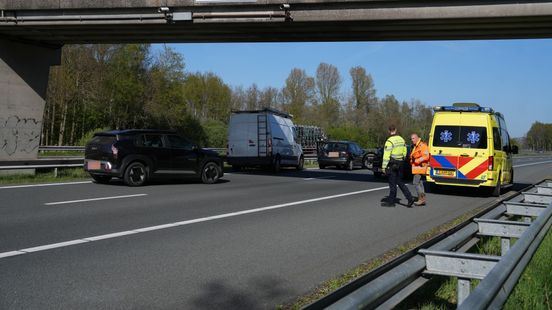 Auto knalt op boom, ongeluk op A12 zorgt voor file. Auto knalt op boom, ongeluk op A12 zorgt voor file.