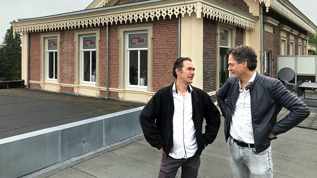 John Biemold-Oud (links) en sponsor van de Legostenen Joost van Opijnen voor het stationsgebouw van Baarn