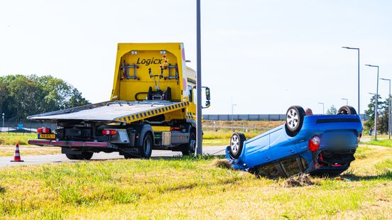Auto vliegt uit bocht en belandt op z'n kop